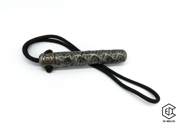 Handgeschmiedeter Kubotan HC-22-2 Unikat (Custom Made) von vorne auf weißem Hintergrund. Seriennummer SN sichtbar, Totenkopf-Gravur, schwarzer Paracord-Fangriemen, 3 Bohrungen. GPSR: Chargennummer/Hersteller SN für Rückverfolgbarkeit. Nur als Grifffestige